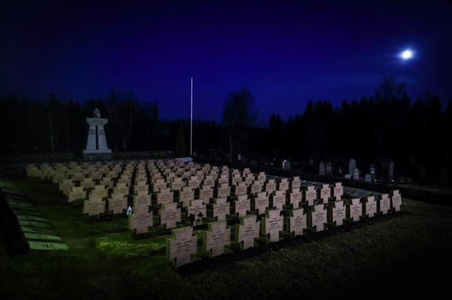 Kuu kunnioittaa Isonkyrön sankarihautausmaata. Suomi viettää kaatuneitten muistopäivää tänään.Kuva: Maija Saanio