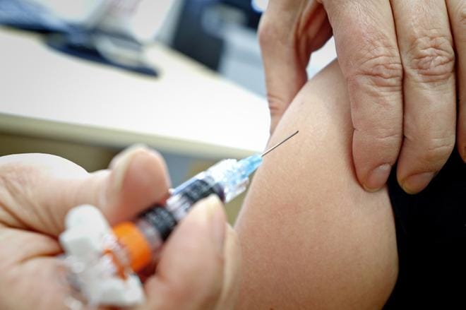 Moni syöpä nujertuisi, jos HPV-rokotteita ottaisivat nykyistä ahkerammin sekä tytöt että pojat. Esimerkiksi kohdunkaulan syövän voittaminen edellyttäisi 80 prosentin rokotekattavuutta sekä tytöillä että pojilla. ARKISTOKUVA: KARI LÖFHJELM