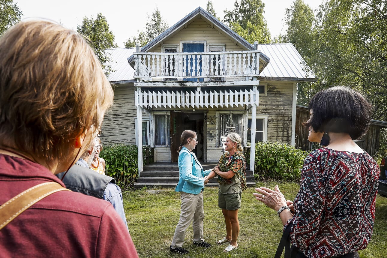 Annikki Kariniemi -kirjallisuusseura on järjestänyt jo 20 vuoden ajan Meltosjärvellä Kirja kylässä -tapahtumia. Kirjailija Kariniemen Sininen pirtti sijaitsee kuitenkin Törmäsjärvellä. Tämä kuva on otettu siellä vuonna 2018. Vasemmalla kirjallisuusseuran puheenjohtaja Marja Tuominen ja oikealla kirjailijan "Sinisen pirtin" omistaja, veljentytär Susanna Kouri.