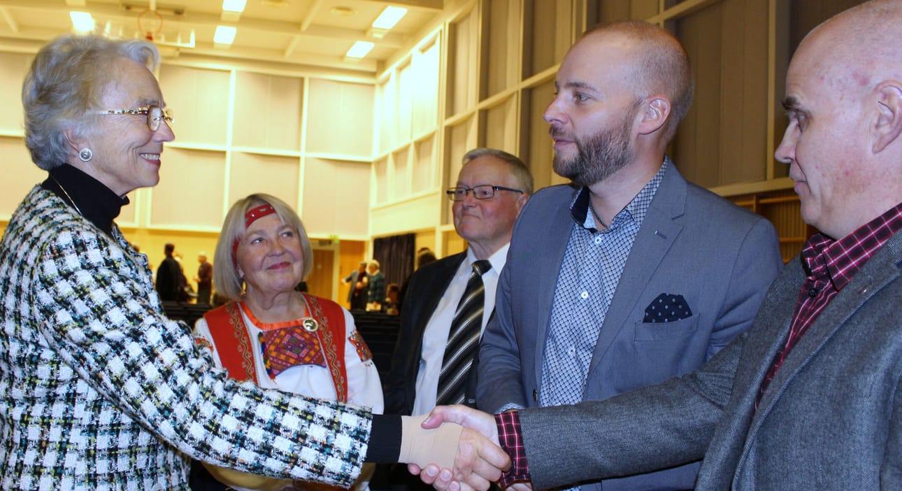 Kunnanvaltuuston puheenjohtaja Jarmo Haapaniemi ja kunnanjohtaja Tuomas Lohi toivottivat Age Raan lämpimästi tervetulleeksi Kempeleeseen. Linnakankaan uusi koulu sai Age Raalta ja Anna ja Pentti Pylvänäiseltä kiittävää ihailua.