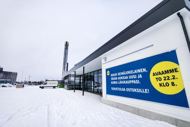 Seinäjoen uusi Lidl on avara. Rakennuksessa on myymäläpinta-alaa parisataa neliötä enemmän kuin vanhassa Lidlissä. KUVA: KRISTA LUOMA