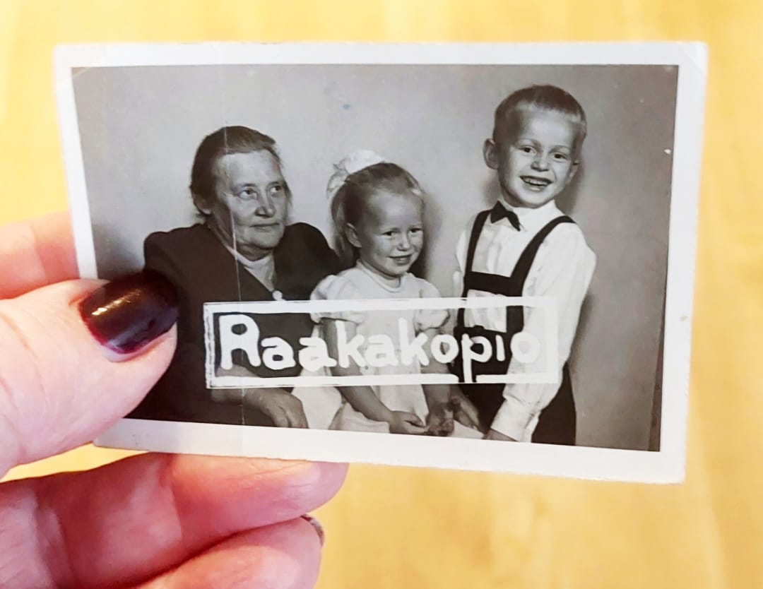 Eelin Kosola ei mielellään puhunut lapsenlapsilleen sota-aikojen vaikeuksista. Kuvassa hän on lastenlapsiensa Annen ja Erkin kanssa.