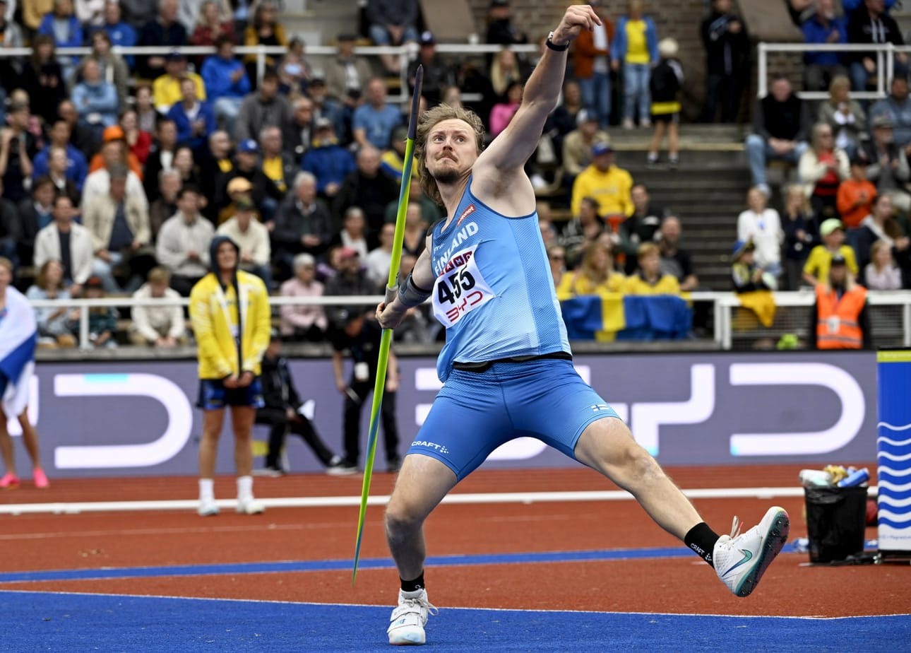 Lassi Etelätalo täräytti maaottelussa kauden pisimmän kaarensa 83,42. LEHTIKUVA / Emmi Korhonen