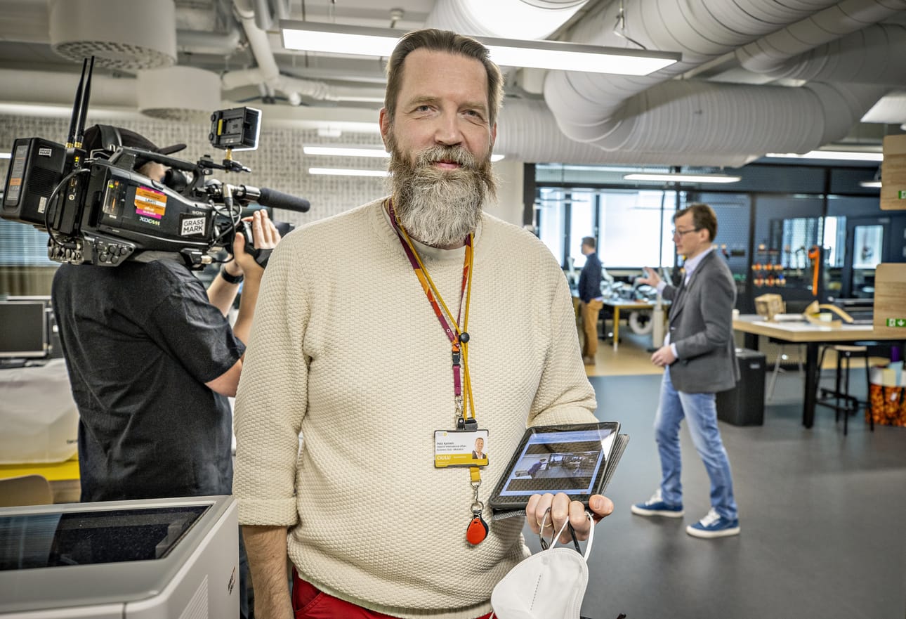 Business Aseman tiloihin on pystytetty studioympäristö, jonka kautta kolmipäiväisen Economic Development Forumin osallistujat pääsevät virtuaalisesti Ouluun. Etualalla kansainvälinen ohjelmapäällikkö Petri Karinen Business Oulusta.