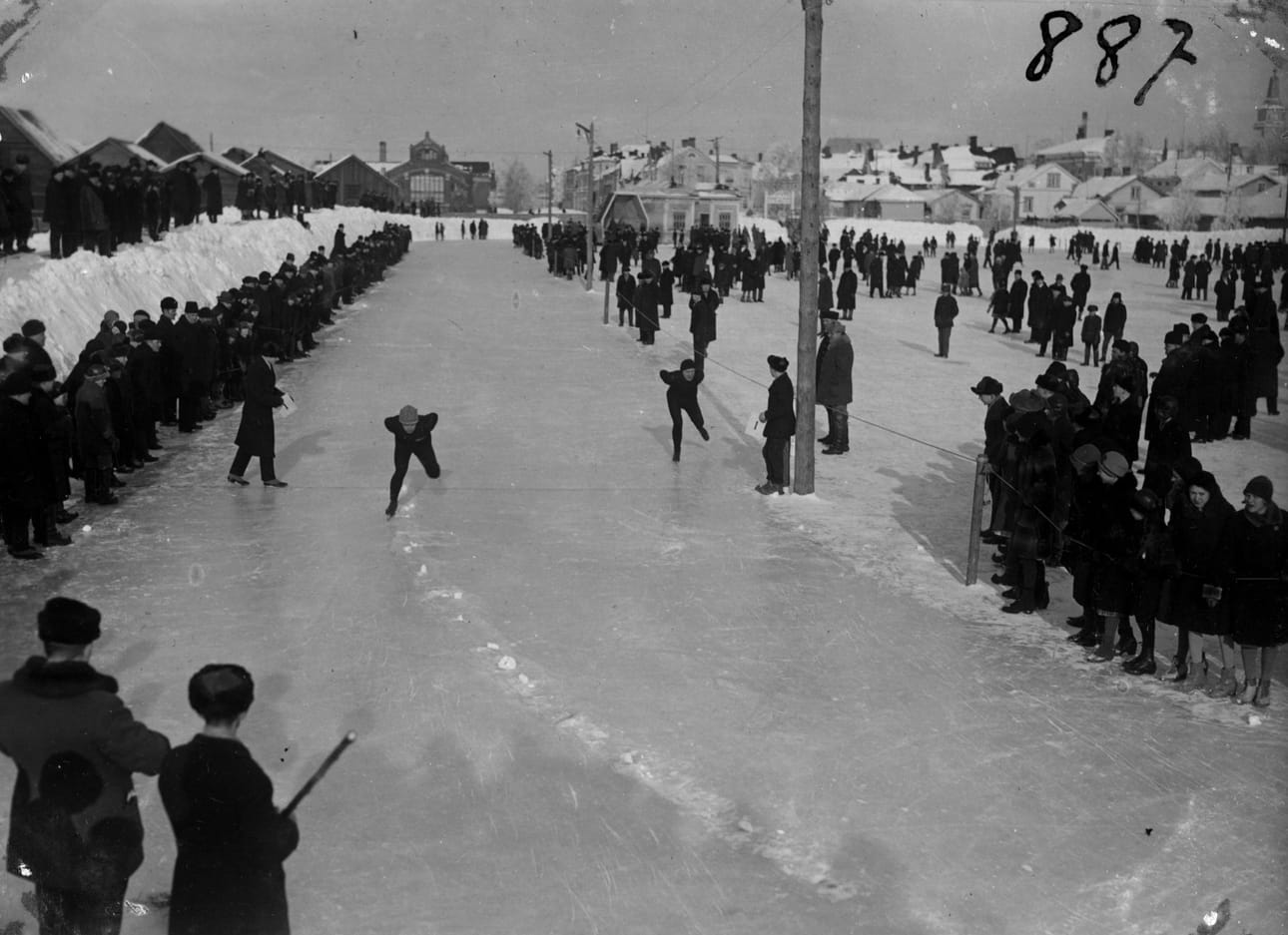 Maaliskuussa 1931 viisinkertainen olympiavoittaja ja moninkertainen maailmanmestari Clas Thunberg luisteli itsekin Oulun Luistinseuran kansallisissa luistelukilpailuissa. Kuvassa keskellä hän etenee keskuskentän kaarteeseen. Taustalla takakaarteessa näkyy Oulun kauppahalli.