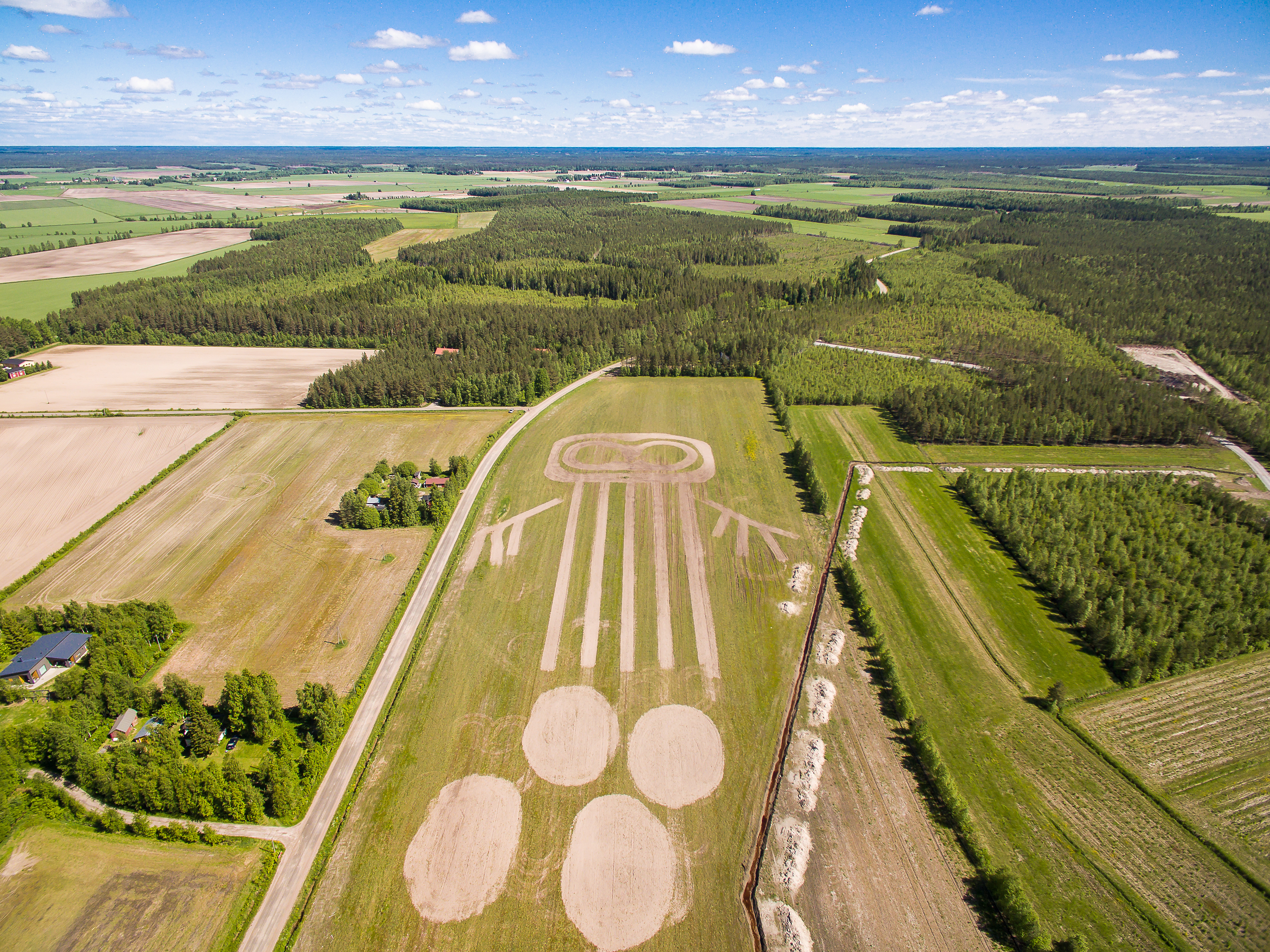 Maanviljelijä Ilkka Matinolli on muokannut kuvan pellolle täsmäviljelytekniikalla. Kuvio on kylvetty täyteen kevätrypsiä.