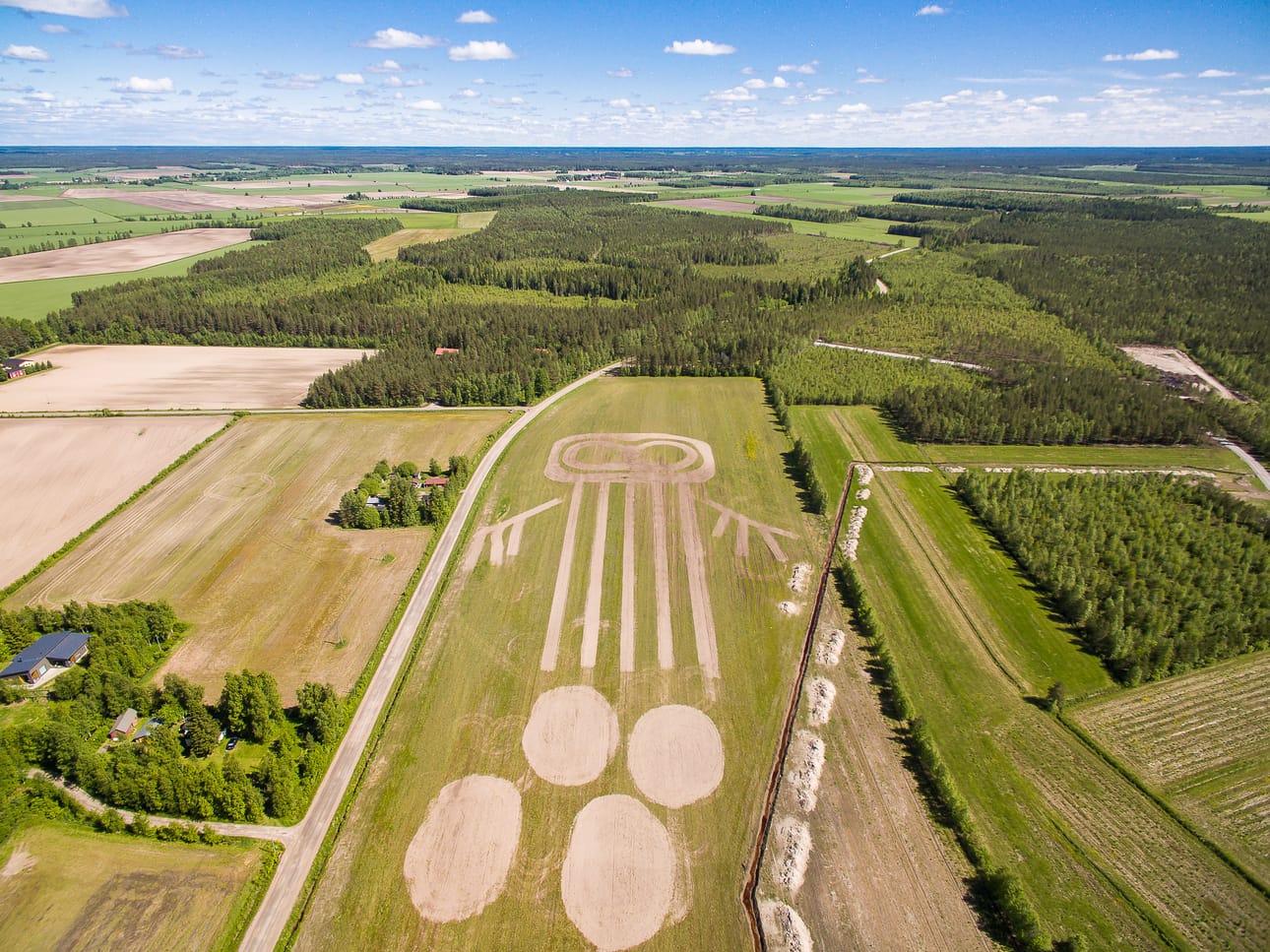 Maanviljelijä Ilkka Matinolli on muokannut kuvan pellolle täsmäviljelytekniikalla. Kuvio on kylvetty täyteen kevätrypsiä.