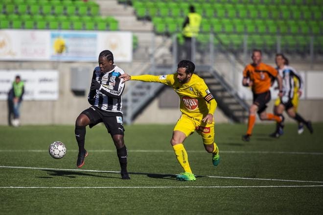 VPS:n Steven Morrisey ja HJK:n Rafinha kilpajuoksussa lauantain liigaottelussa. Kuva: Jarno Pellinen