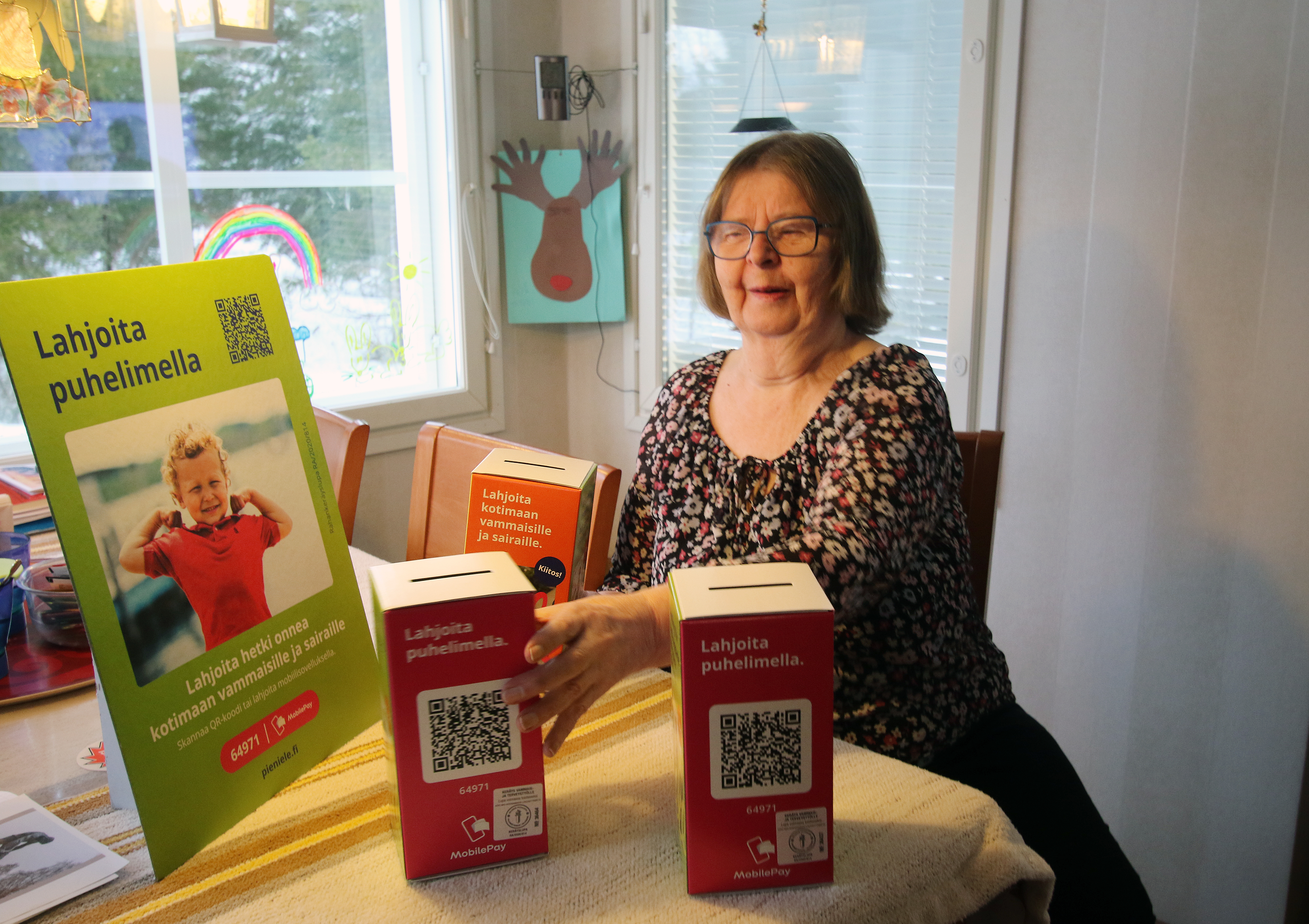 Torniolainen Leena Dahl istuu vaalikerääjänä paikallisten näkövammaisten hyväksi