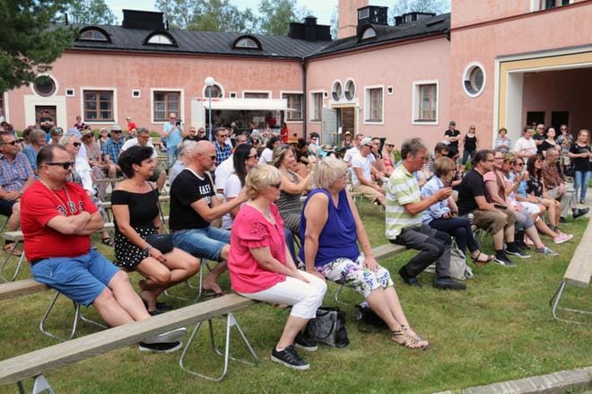Historian ensimmäinen Kauhava Pop toteutui Lentohotellin sisäpihalla viime kesänä. Tapahtuman puuhamiehinä toimivat Risto Vuorinen ja Eemeli Jokelainen. ARKISTOKUVA: ANU NAHKALA