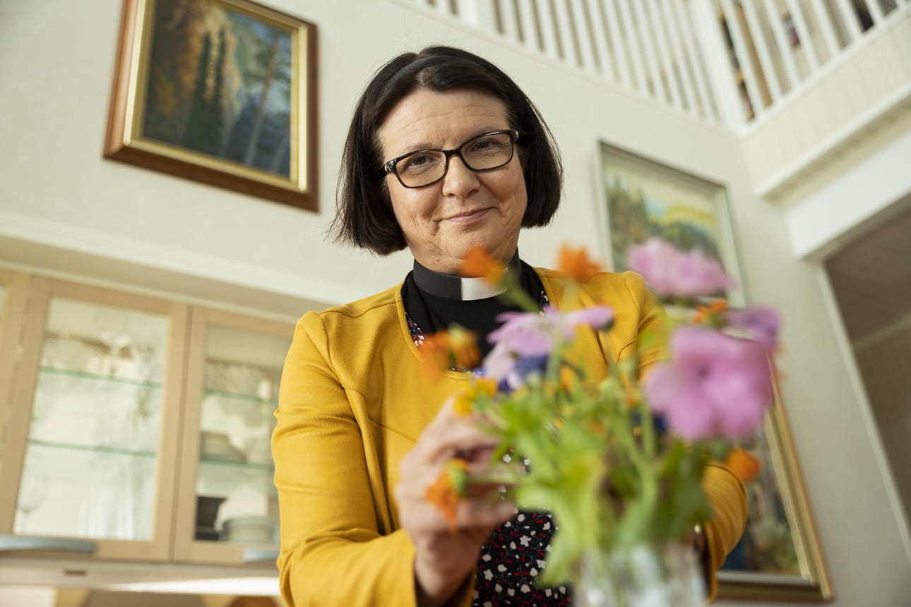 Jos ei pidä ihmisistä, on vaikea olla pappina, sanoo Kuusamon kirkkoherra Taina Manninen. – Täytyy tykätä ihmisistä, kaikenlaisista. Jumala on luonut hänet. Elämän solmukohdassa hänellä on kivut, joita en välttämättä ymmärrä. Liikkeelle täytyy lähteä välittämisestä. Vain siten voi löytyä ratkaisu, jonka avulla ihminen säilyttää itsekunnioituksensa.
