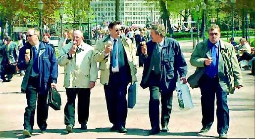 Kainuun Reservoir Dogs? Vuolijoen kunnan ahdingosta kertova Erkko Lyytisen dokumenttielokuva sai elokuvataidetoimikunnalta laatutukea 10 000 euroa. Kuvassa Vuolijoen kunnan ja Talgon karvalakkilähetystö Helsingissä.