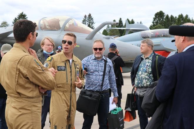 Rafalen display pilot Jerome Schuss ja coach Sebastian Babouc vastasivat toimittajien kysymyksiin, taustalla platalla ranskalaisten aito HX-kandidaatti. KUVAT: MARIANNE LÄHDE
