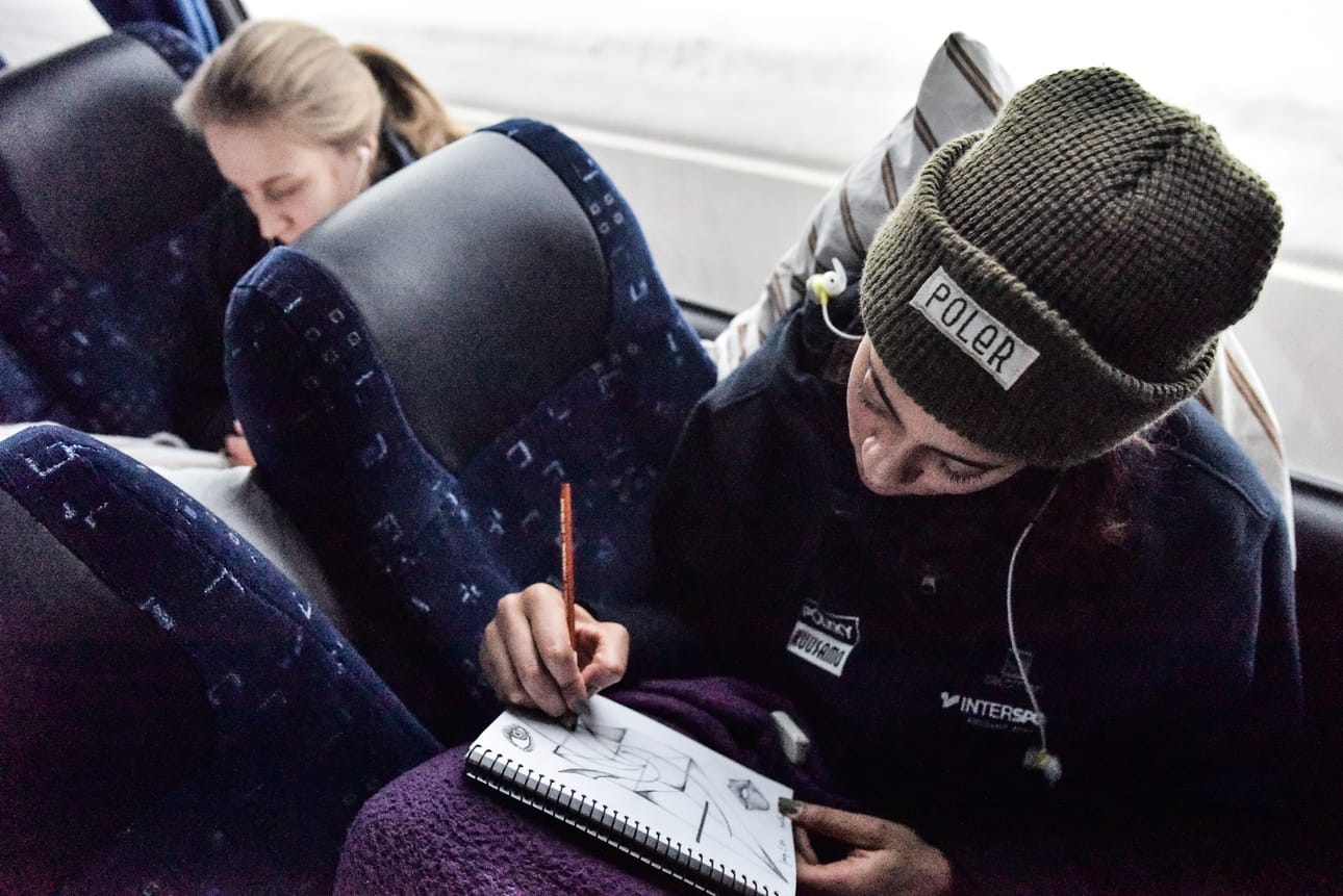 Malina Terrell on hommanut piirustusvihkon bussimatkojen viihdykkeeksi.