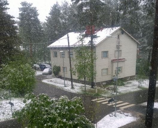 Rovaniemellä sateli aamulla lunta maahan asti.