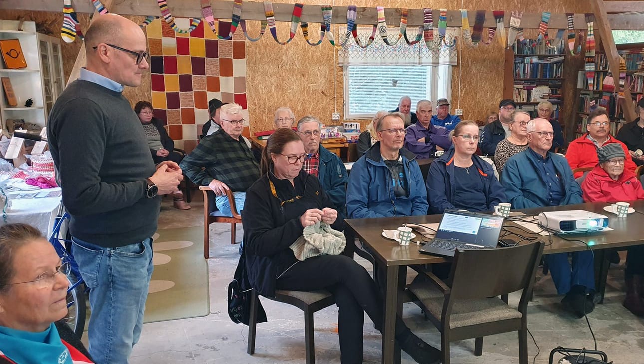 Kyläturvallisuutta kouluttamalla -hankkeen kyläturvallisuusiltoja pidetään useilla kylillä syksyn aikana. Siurualla illassa tilaisuutta vetivät hankkeen koulutuskoordinaattori Marko Ojala ja psykologi Leena Pesälä, kuvassa vasemmalla.