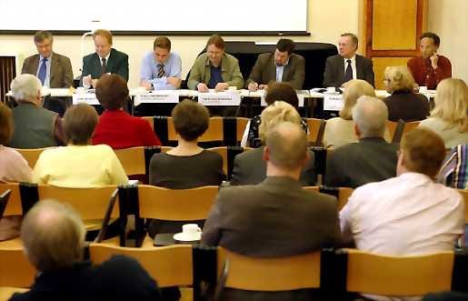 Myllytullin koululla keskusteltiin Oulun opetustoimen kuumista kysymyksistä.