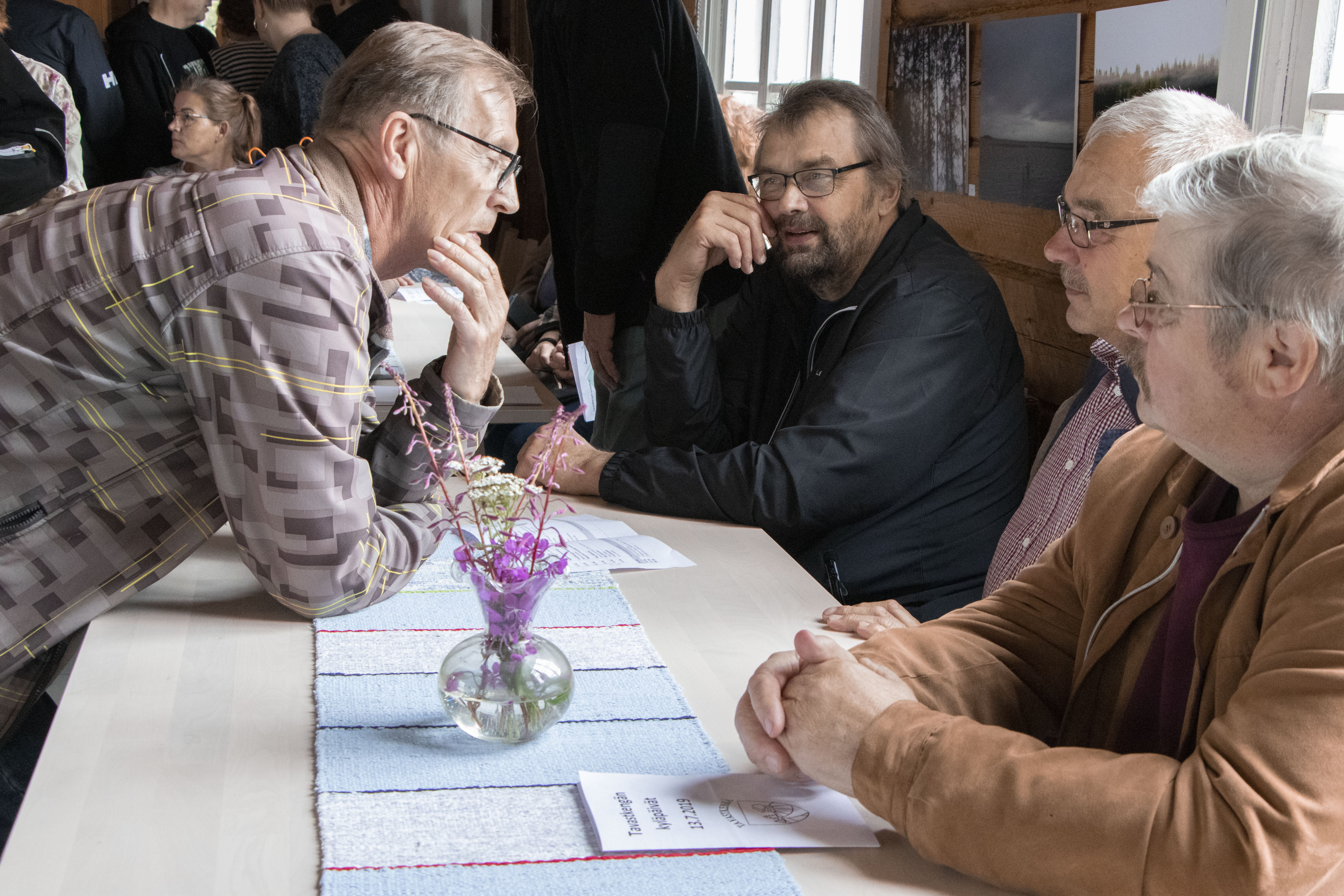 Tapani Leiviskä, Esko Leiviskä ja Mikko Kurkela raatasivat Jouko Leiviskän kanssa kyläkirjan julkaisua odotellessa. 