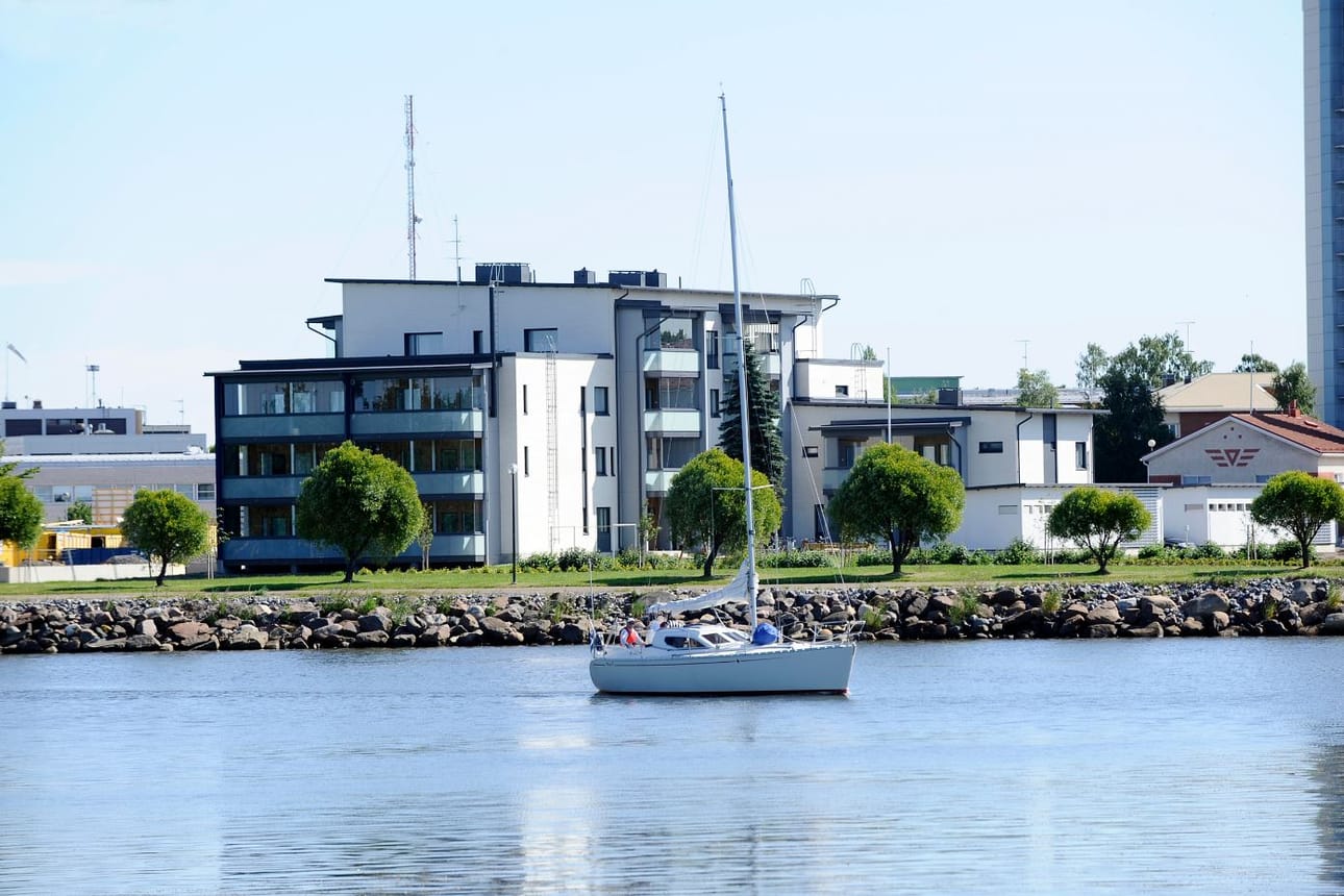 Asunto Oy Raahen Merihelmi sijaitsee meren tuntumassa. Yhtiöön kuuluu kerrostalo ja kahden asunnon rivitalosiipi.