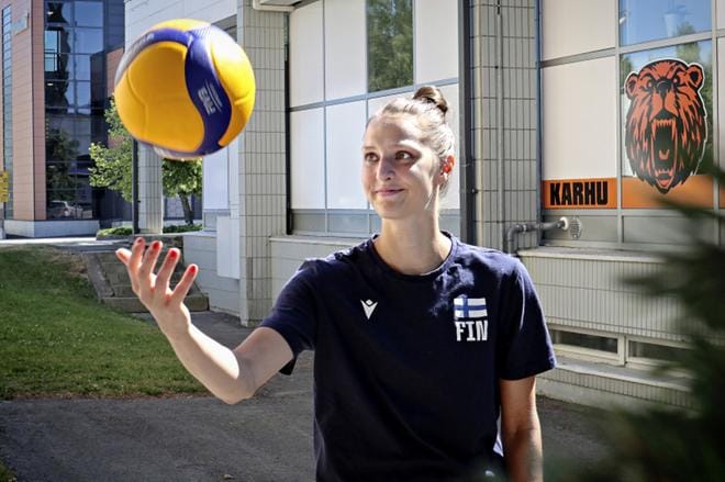 22-vuotiaalla Emmi Riikilällä on ollut kova kilpailuvietti lapsesta asti. Se on vienyt nuorta lentopalloilijaa eteenpäin lajissa ja motivoinut harjoittelua. Kuva: Leena Nyysti
