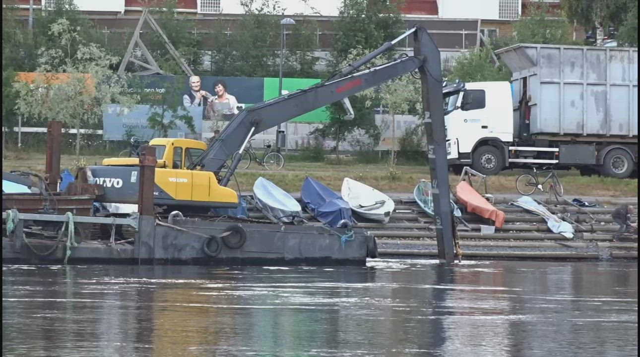 Vesistöä siivotaan uppotukeista ja pyöristä