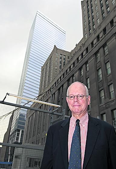 Arkkitehti David Childs WTC7-tornin edessä.