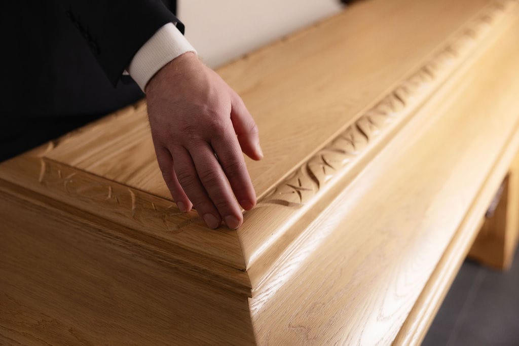 Hautausalalla on nykyään monenlaisia toimijoita. Auktorisoidut hautaustoimistot ovat kuitenkin sitoutuneet palvelemaan asiakkaita parhaalla mahdollisella tavalla.