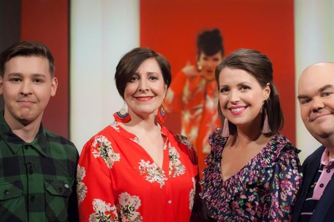 Euroviisaat kuuntelevat Lissabonissa kuultavat kappaleet etukäteen. Ensimmäisen jakson vieraina ovat Jakob Norrgård (vasemmalla) ja Sofia Finnilä. Ohjelmaa juontavat Eva Frantz ja Johan Lindroos. KUVA: Barbro Ahlstedt/Yle Kuvapalvelu