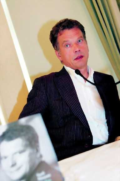 Sauli Niinistö kertoo maanantaina julkistetussa muistelmakirjassaan pyytäneensä Jorma Ollilaa presidenttiehdokkaaksi.