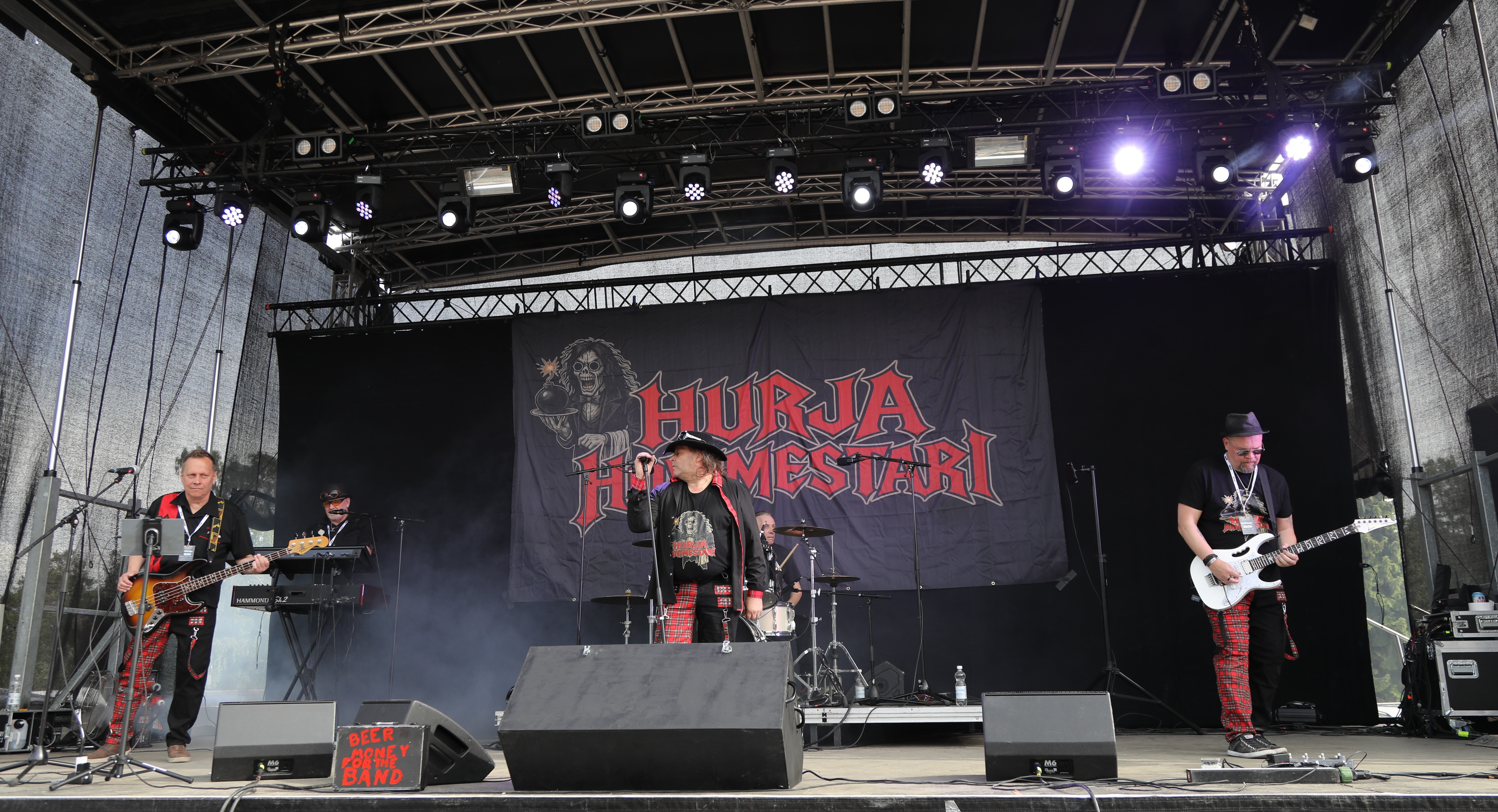 Vaasalaisyhtye Hurja Hovimerstari tykitti Vaskiluodossa lauantaina.