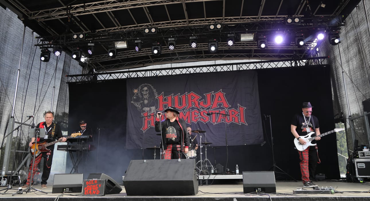 Vaasalaisyhtye Hurja Hovimerstari tykitti Vaskiluodossa lauantaina.