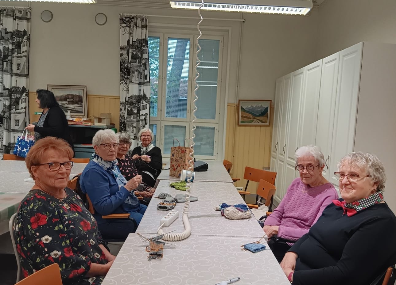Sirkka-Liisa Ekström, Tuija Tapio ja Leena Luomaranta (etualalla) pitävät ryhmässä kutomista sosiaalisena tapahtumana, jota jokainen kaipaa.