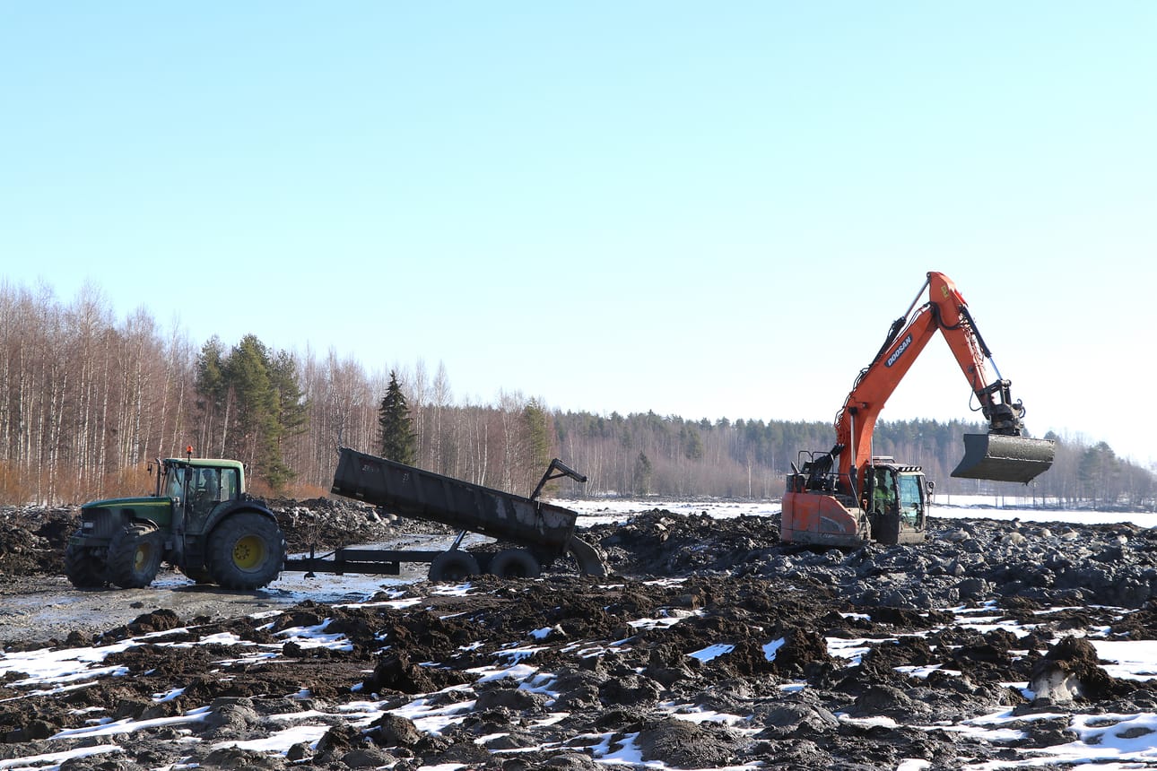 Pirkkalanlahden kunnostaminen ja ruoppausmassojen läjitys alkoivat viime keväänä.