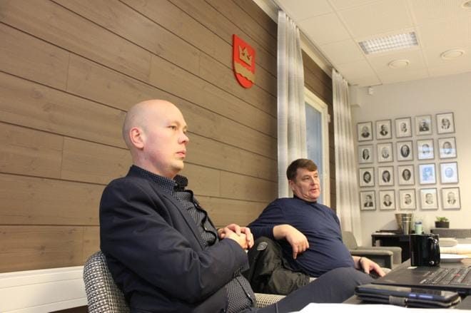 Soinin kunnanjohtaja Juha Viitasaari (vasemmalla) ehti olla Soinissa pari vuotta, vierellä kunnanhallituksen puheenjohtaja Juha-Pekka Keisala. Arkistokuva: Reijo Heikkilä