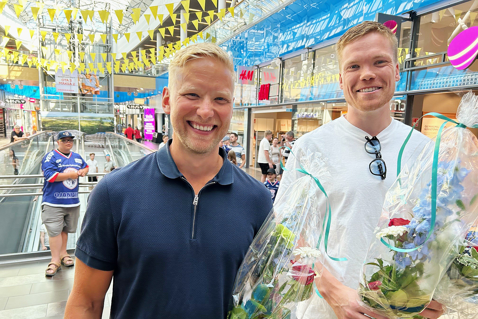 Tornion kiekkokasvatit Tuomas Salmela ja Antti Alamäki juhlivat mestaruuksia omiensa kanssa