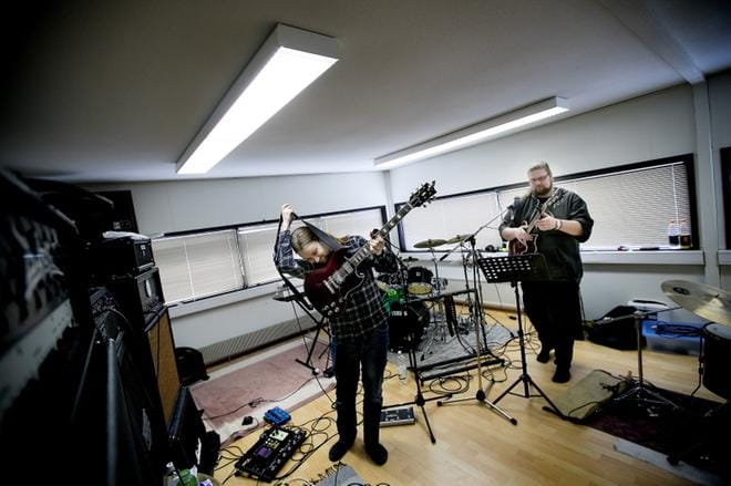 Vesa Haapasella ja Juha Kuivaniemellä on oma akustinen duo-kokoonpano, jonka pohjalta The South Bottom Landers on perustettu. Miesten mukaan uusi yhtye on aloittanut tietoisesti vähän kevyemmällä materiaalilla, mutta raskaampaakin poljentoa on tulossa. KUVA: JAAKKO ELENIUS