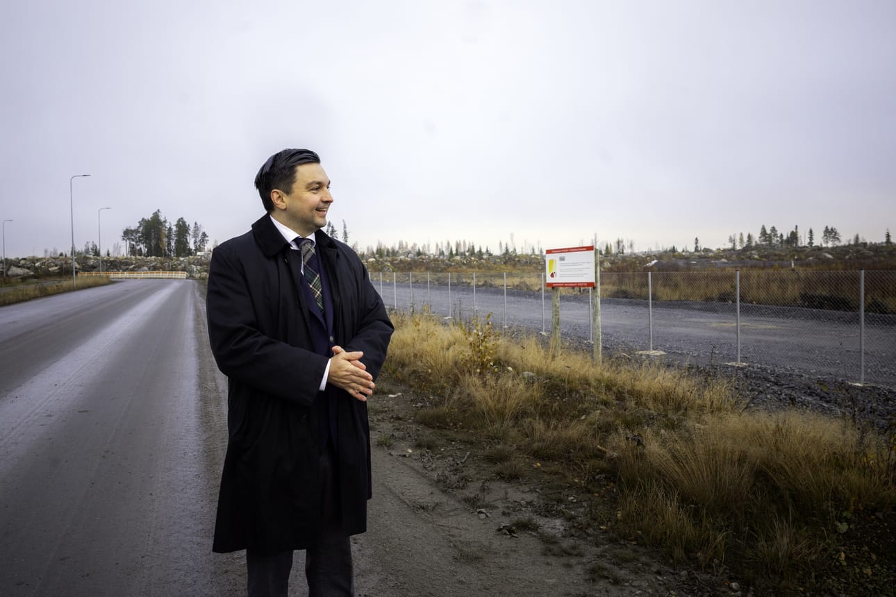 Tähän nousee Microsoftin datakeskus, katselee hymyilevä vaasalaisministeri Joakim Strand. Hän kertoo, miksi yksi maailman suurimmista yrityksistä valitsi Vaasan.
