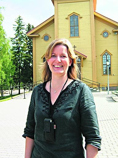 Oulunsalo Soi alkaa lauantai-iltana kirkkokonsertilla. Heli Heikkilän mukaan esiintyjiä festivaalille on tulossa kuutisenkymmentä ja kuulijoita Japania myöten.