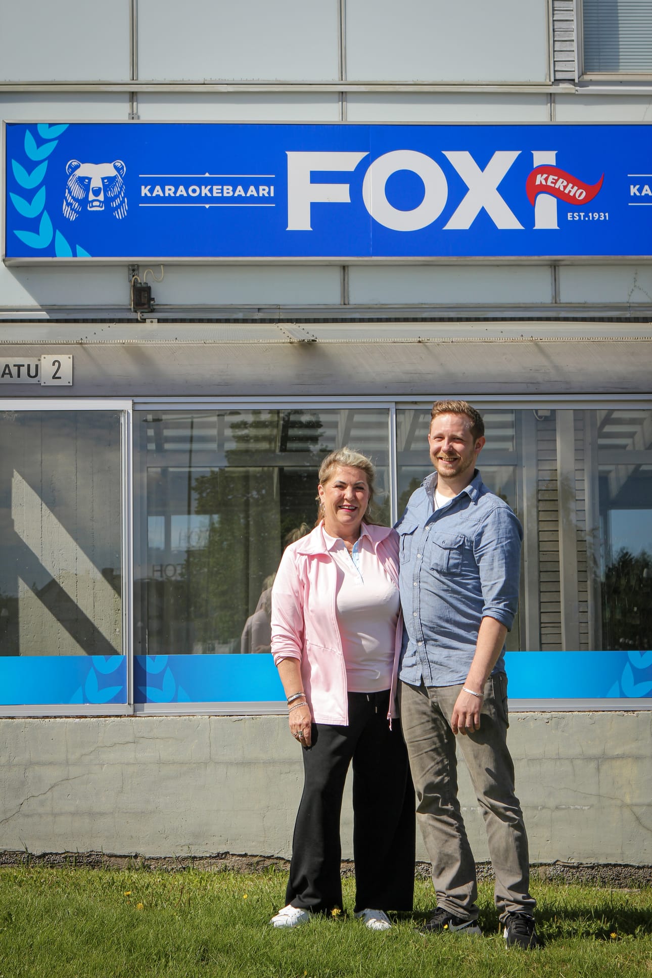 Yrittäjät Hannele Holopainen ja Kimmo Hirttiö avasivat uuden karaokebaari Foxin entisen Kerho-ravintolan tiloihin Torniossa.