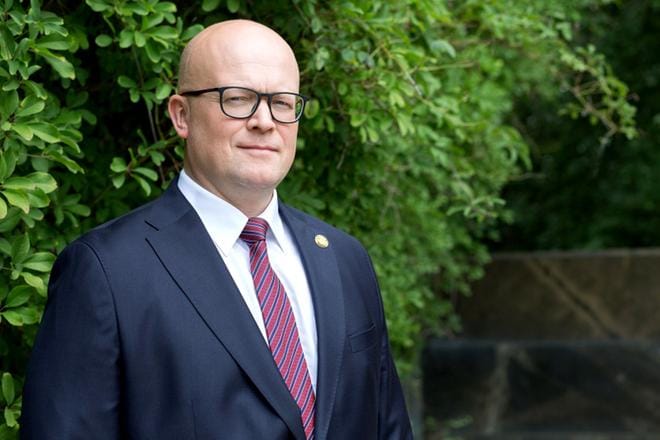 Seinäjokelaislähtöinen suurlähettiläs Mikko Hautala kuvailee Yhdysvaltain presidentinvaaliprosessia intensiiviseksi ja kuumaksi. KUVA: Willis Bretz