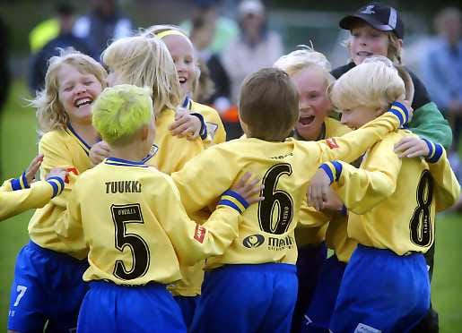 Ilo ylimmillään. Loppuvihellys on kajahtanut ilmoille, ja ilonpito voi alkaa. Viime vuoden mestarijoukkue OLS riemuitsi mestaruuttaan täysin rinnoin.