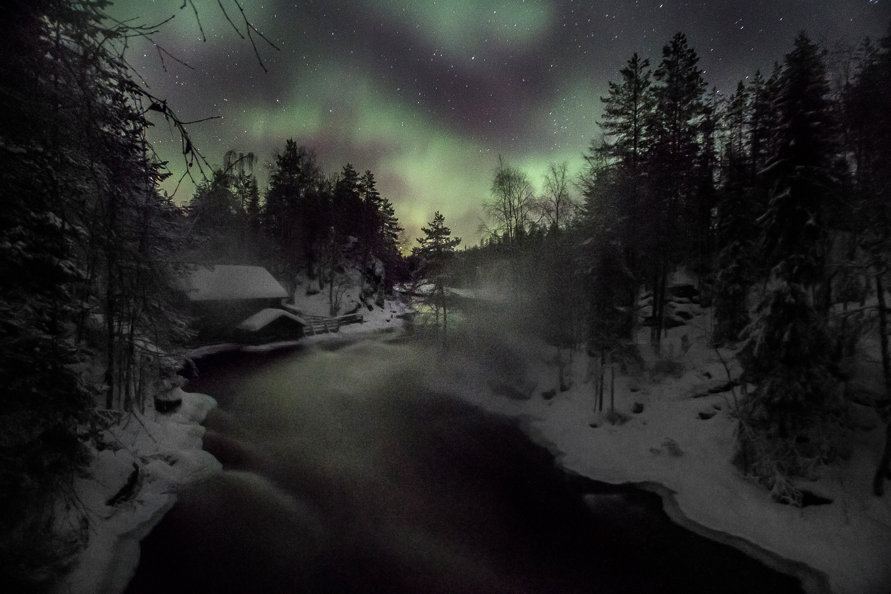 Mikko Halvari ikuisti revontulia Myllykoskella Juumassa.