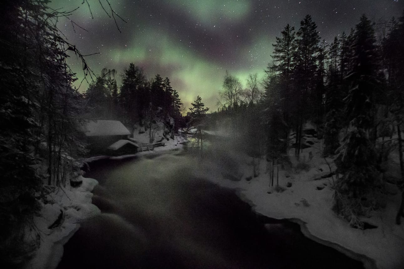 Mikko Halvari ikuisti revontulia Myllykoskella Juumassa.