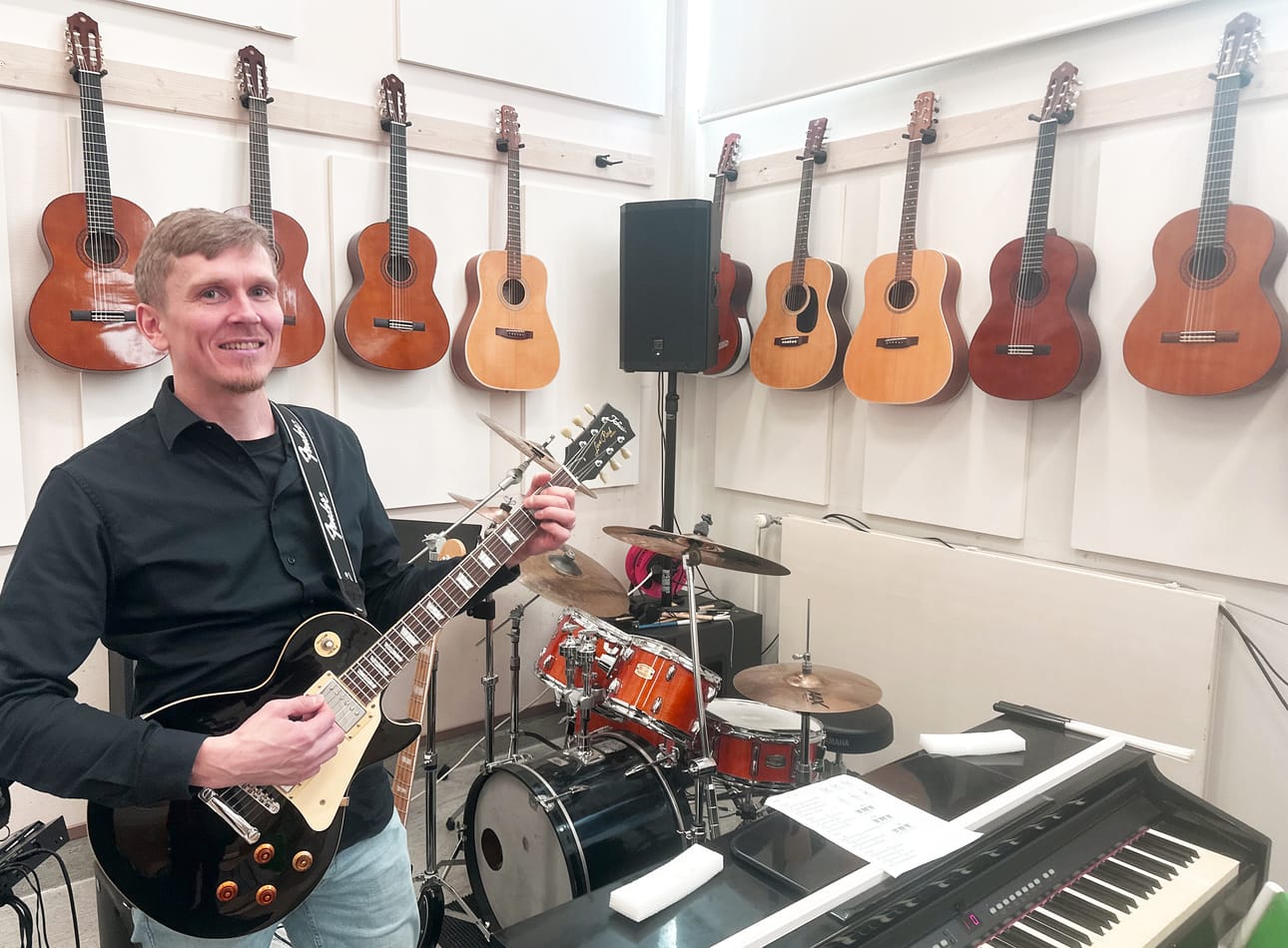 Seinäjoen lukion musiikinopettaja Tuomo Tiitinen on käynnistänyt uuden yhteistyön. Sitä ennen hän muuttaa luokkineen evakkoon lukioremontin alta.