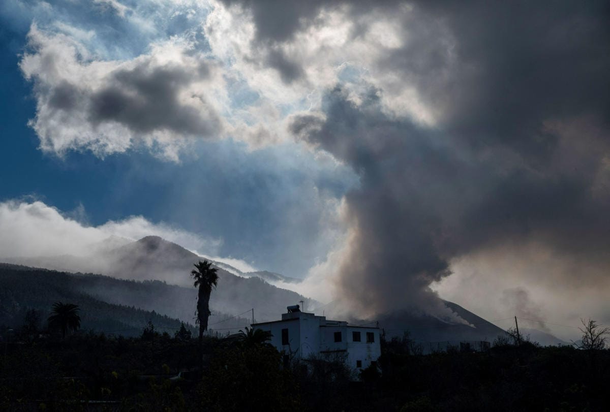 Cumbre Vieja -tulivuori on purkautunut La Palman saarella jo kuukausia. Kuva otettu 12. joulukuuta. Lehtikuva/AFP
