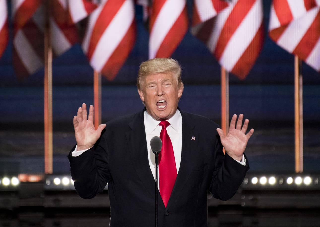 Yhdysvaltain republikaanien presidenttiehdokas Donald Trump sanoi olleensa sarkastinen väittäessään, että istuva presidentti Barack Obama olisi terroristijärjestö Isisin perustaja ja demokraattiehdokas Hillary Clintonkin osallinen järjestön perustamiseen.