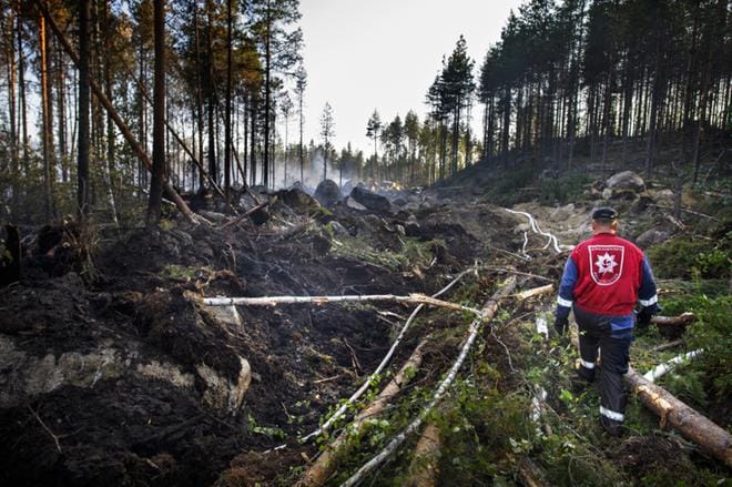 Jokilaakson pelastuslaitos on pyytänyt muilta palolaitoksilta apua metsäpalon sammutustöihin. KUVA: CLAS-OLAV SLOTTE