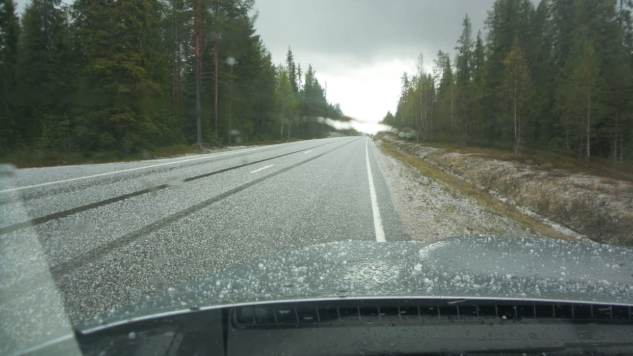 Raekuuro yllätti autoilijat Posion Soukkavaarassa. 31.5.2019. Klo 12.00. Hetkellisesti oli liukasta.