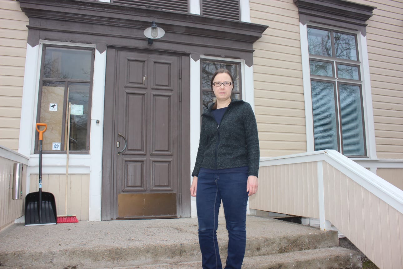 Marja Rohula Kaskisten kaupungintalon portailla huhtikuussa 2018. Arkistokuva. Tauno Riihiluoma