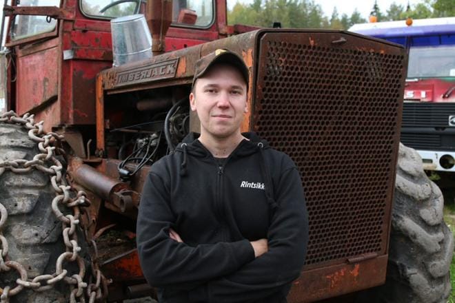 Niko Rinta-Kiikka harrastaa koneiden korjaamista. Hänen hankkimiensa kulkupelien ei tarvitse olla uusia tai priimakunnossa. KUVAT: MATLEENA UUSITALO JA ÅSA NIEMI